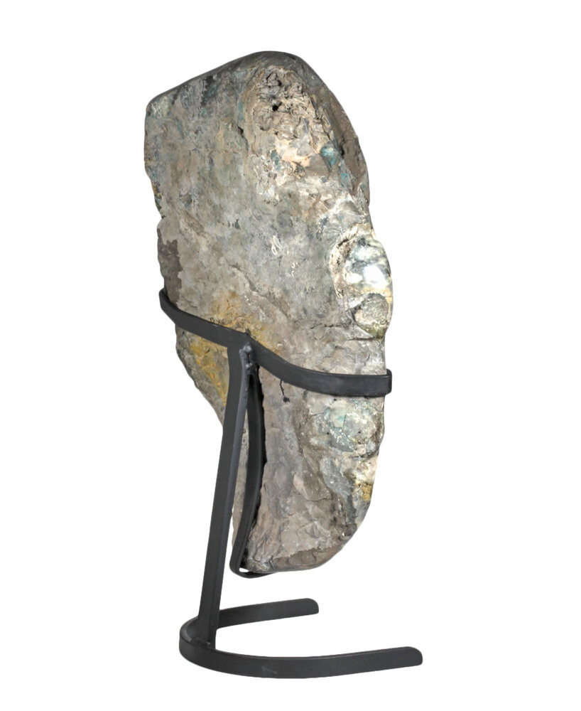 Amethist cluster 67 x 43 x 16 cm / 31780 gram | op standaard