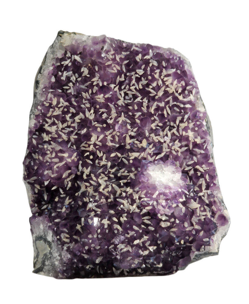 Amethist cluster met calciet (hondentand) staand 27,5 x 23 x 17 cm | 10650 gram Amethist cluster met calciet (hondentand) staand 27,5 x 23 x 17 cm | 10650 gram
