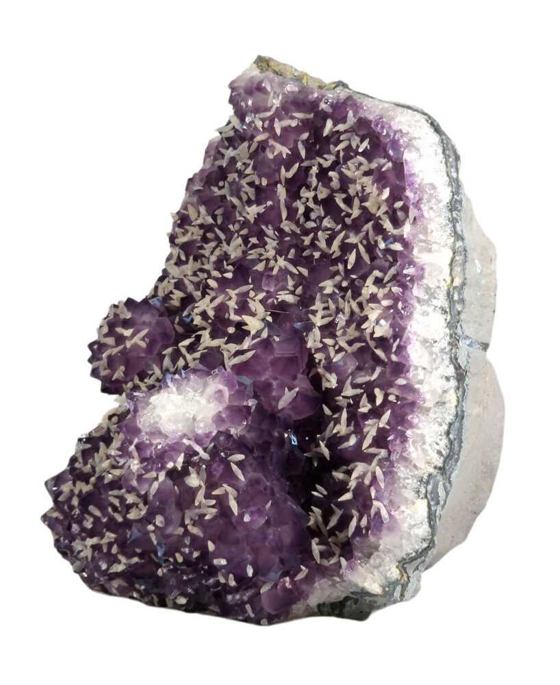 Amethist cluster met calciet (hondentand) staand 27,5 x 23 x 17 cm | 10650 gram Amethist cluster met calciet (hondentand) staand 27,5 x 23 x 17 cm | 10650 gram