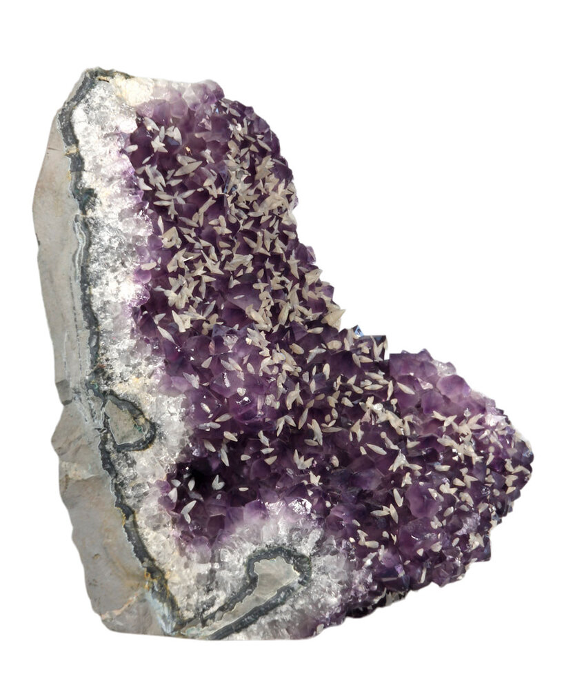 Amethist cluster met calciet (hondentand) staand 27,5 x 23 x 17 cm | 10650 gram Amethist cluster met calciet (hondentand) staand 27,5 x 23 x 17 cm | 10650 gram