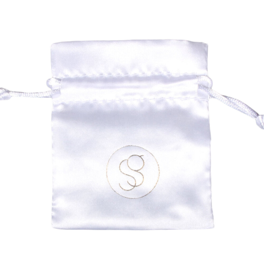 Buideltje satijn wit logo Spiritual Garden Buideltje satijn wit logo Spiritual Garden