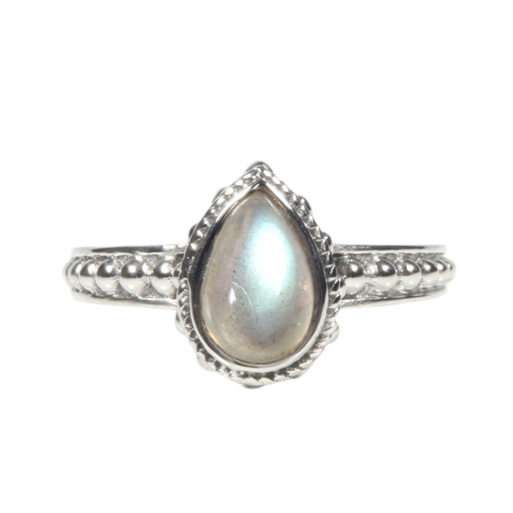 Zilveren ring labradoriet maat 20 | druppel bewerkte rand