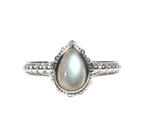 Zilveren ring labradoriet maat 20 | druppel bewerkte rand