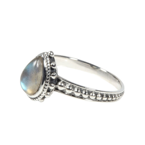 Zilveren ring labradoriet maat 20 | druppel bewerkte rand