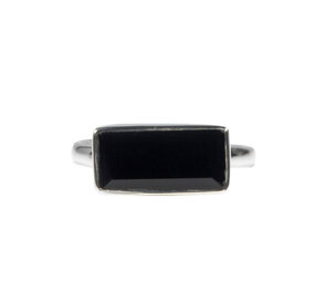 Zilveren ring onyx maat 17 | rechthoek facet 1,4 x 0,7 cm Zilveren ring onyx maat 17 | rechthoek facet 1,4 x 0,7 cm