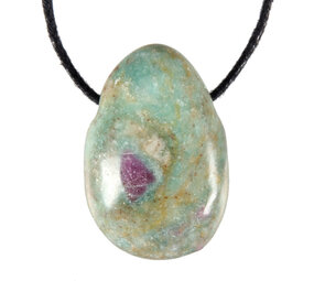 Robijn in fuchsiet hanger doorboord Robijn in fuchsiet hanger doorboord