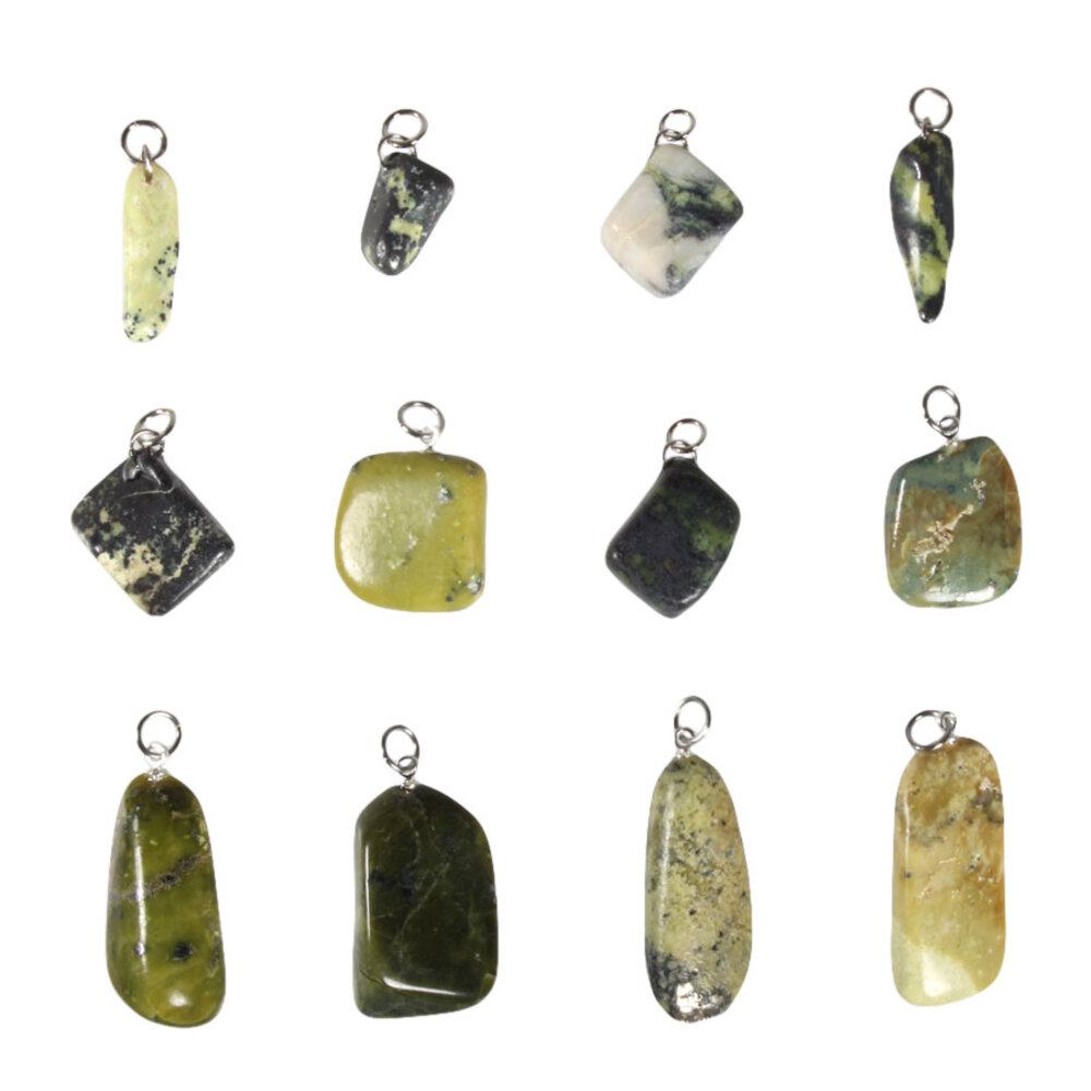 Magnetiet in serpentijn hanger met zilveren oogje Magnetiet in serpentijn hanger met zilveren oogje