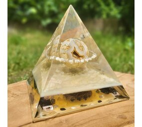 Orgonite piramide agaat (kant) 14,8 x 14,8 x 14 cm | 1338 gram Orgonite piramide agaat (kant) 14,8 x 14,8 x 14 cm | 1338 gram