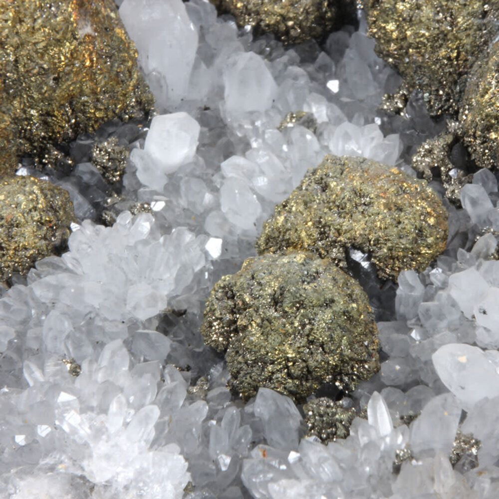 Bergkristal cluster met ruwe pyriet bollen 31 x 23 x 15 cm | 13940 gram Bergkristal cluster met ruwe pyriet bollen 31 x 23 x 15 cm | 13940 gram