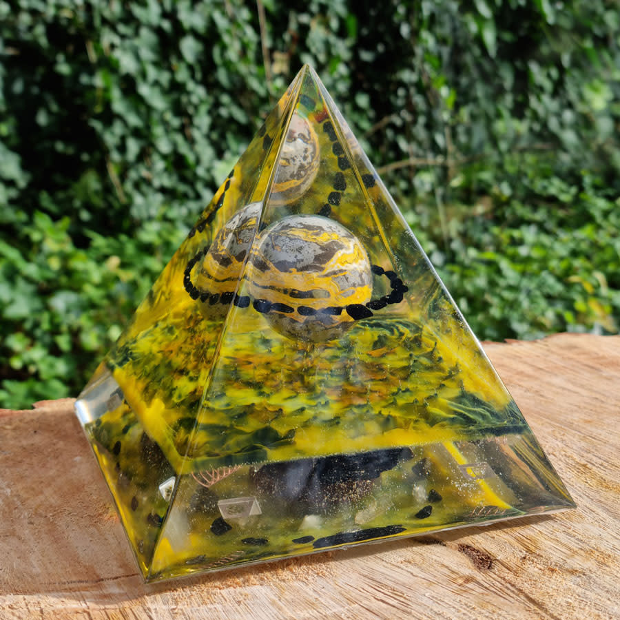 Orgonite piramide bumble bee jaspis 15 x 15 x 14,5 cm | 1335 gram