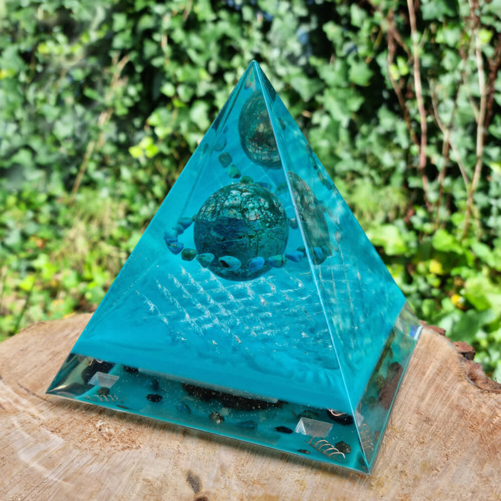 Orgonite piramide chrysocolla 14,5 x 14,5 x 14 cm | 1258 gram Orgonite piramide chrysocolla 14,5 x 14,5 x 14 cm | 1258 gram