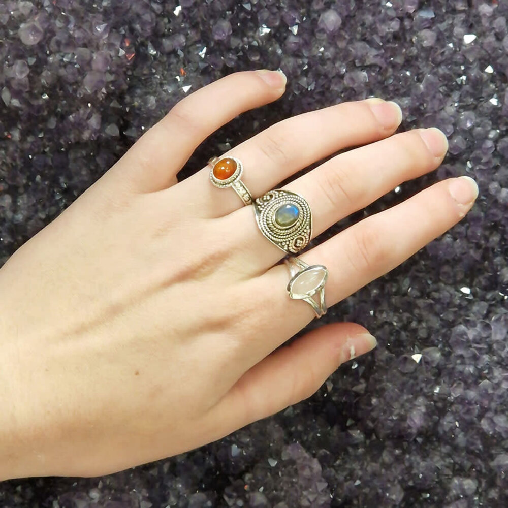 Zilveren ring peridoot maat 17 | ovaal breed bewerkt Zilveren ring peridoot maat 17 | ovaal breed bewerkt