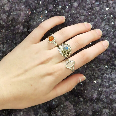 Zilveren ring peridoot maat 17 | ovaal breed bewerkt Zilveren ring peridoot maat 17 | ovaal breed bewerkt