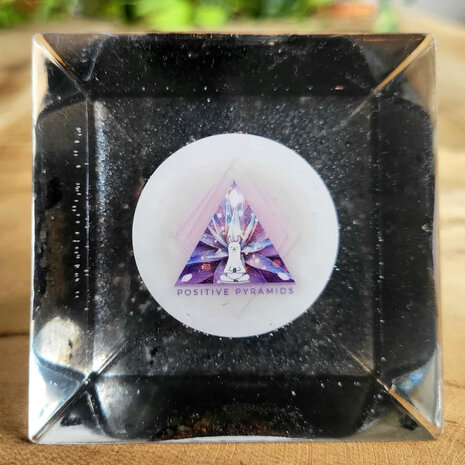 Orgonite piramide koper en pyriet | 7,3 cm Orgonite piramide koper en pyriet | 7,3 cm