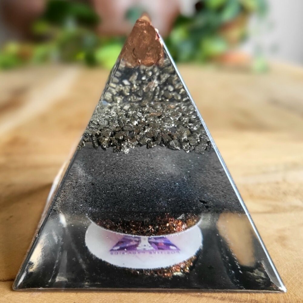Orgonite piramide koper en pyriet | 7,3 cm Orgonite piramide koper en pyriet | 7,3 cm