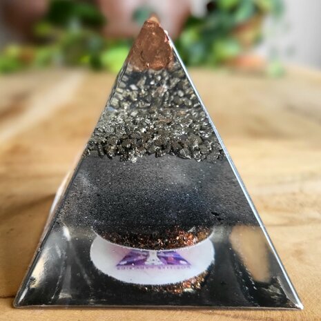 Orgonite piramide koper en pyriet | 7,3 cm Orgonite piramide koper en pyriet | 7,3 cm