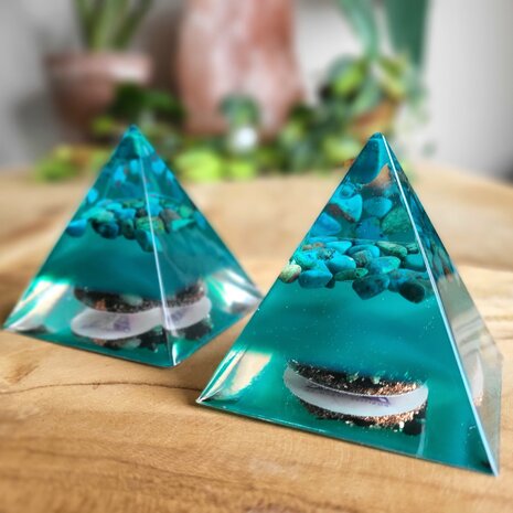 Orgonite piramide chrysocolla | 7,5 cm