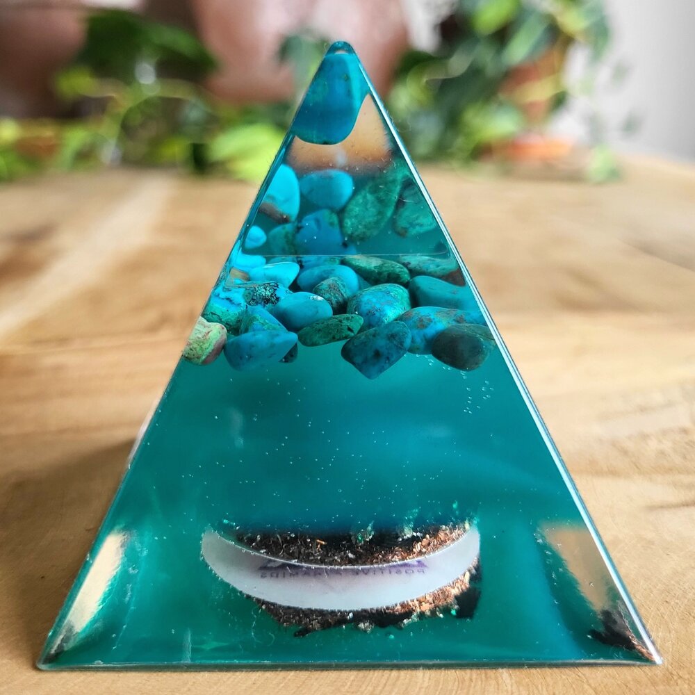 Orgonite piramide chrysocolla | 7,5 cm