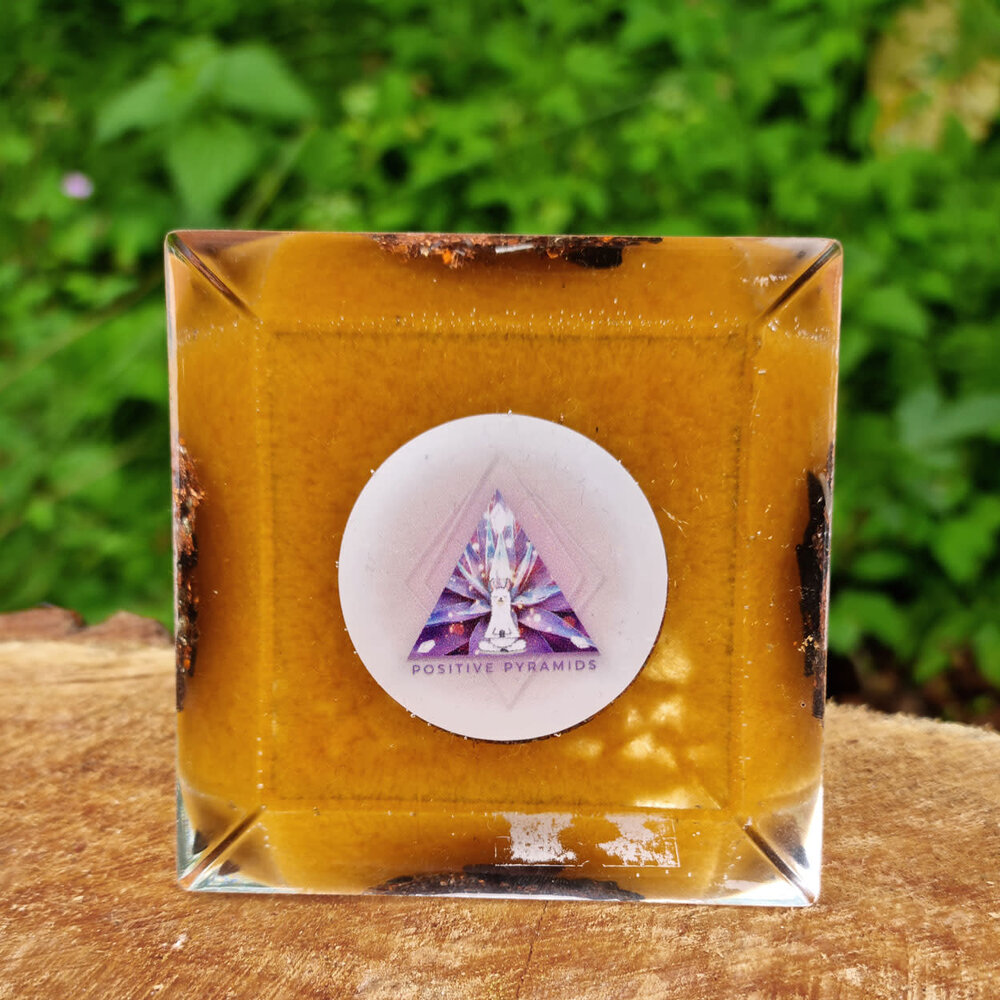 Orgonite piramide tijgeroog | 7,5 cm