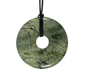 Magnetiet in serpentijn hanger donut 4 cm Magnetiet in serpentijn hanger donut 4 cm