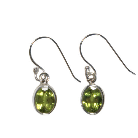 Zilveren oorbellen peridoot | ovaal facet 9 x 7 mm Zilveren oorbellen peridoot | ovaal facet 9 x 7 mm