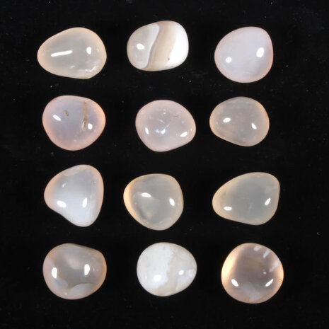 Chalcedoon (roze) steen getrommeld 5 - 10 gram Chalcedoon (roze) steen getrommeld 5 - 10 gram