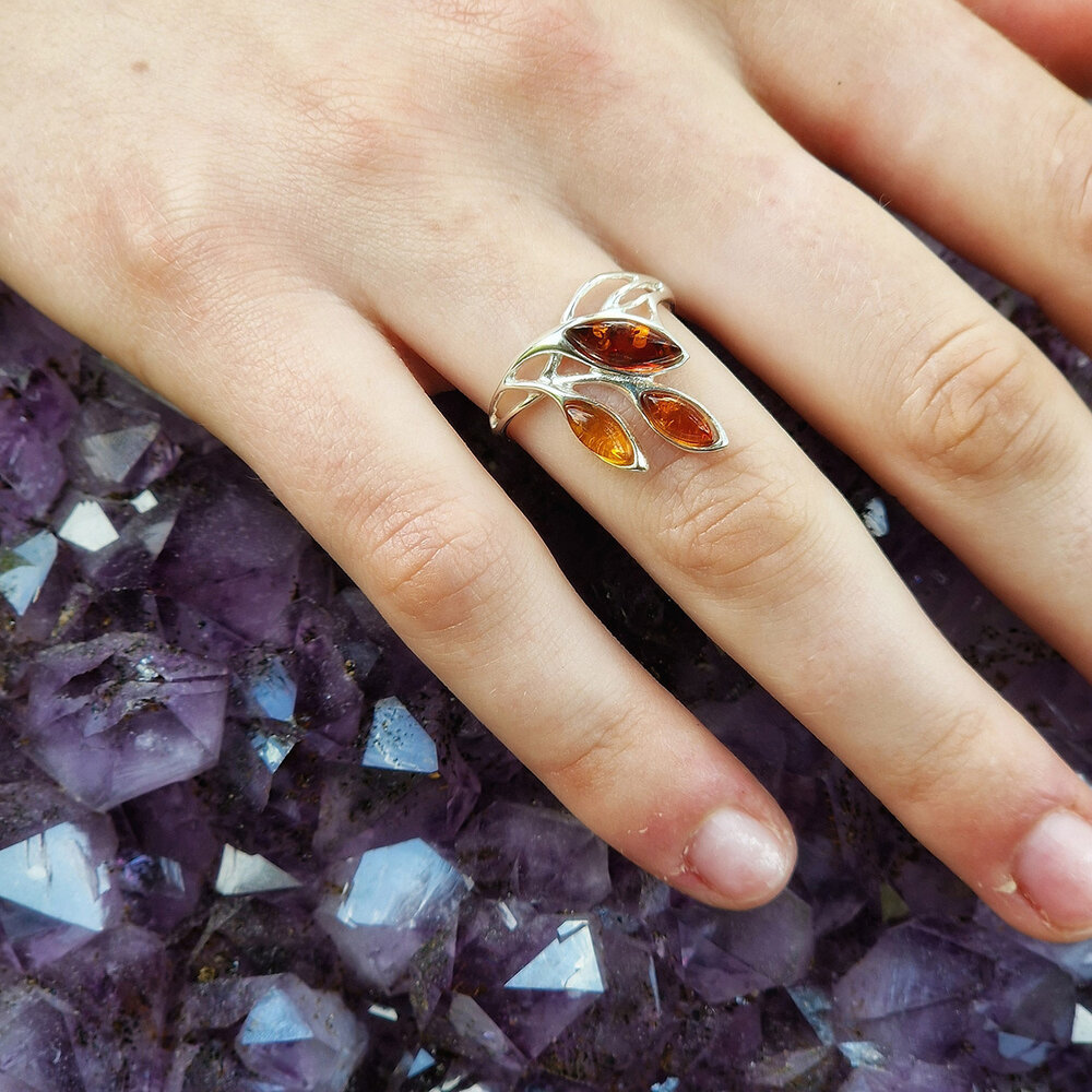 Zilveren ring barnsteen maat 18 | blaadjes 3 stenen