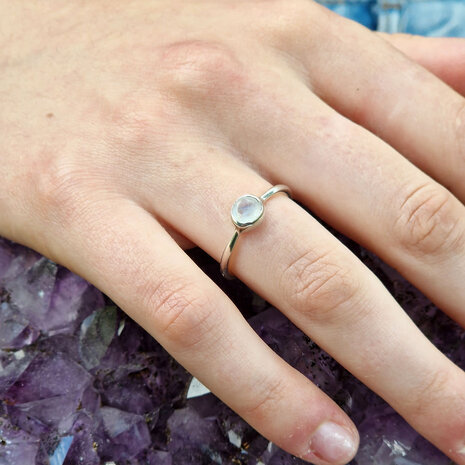 Zilveren ring maansteen (regenboog) maat 17 | rond facet 6 mm Zilveren ring maansteen (regenboog) maat 17 | rond facet 6 mm