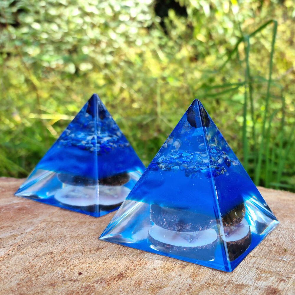 Orgonite piramide azuriet en lapis lazuli | 7,3 cm