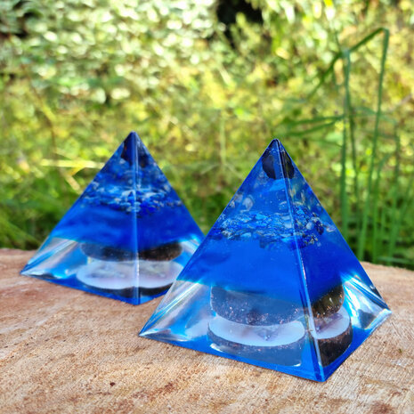 Orgonite piramide azuriet en lapis lazuli | 7,3 cm