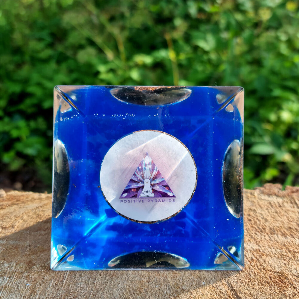 Orgonite piramide azuriet en lapis lazuli | 7,3 cm