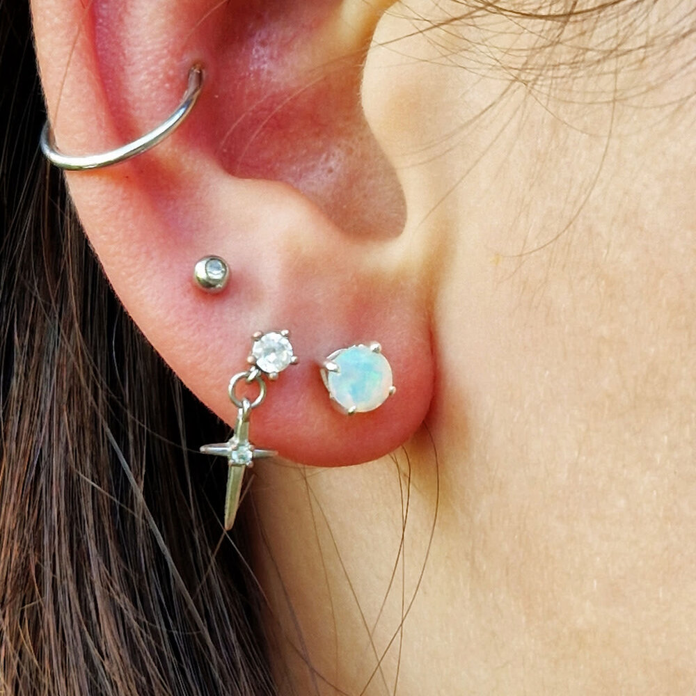 Zilveren oorstekers opaal (edel) | rond facet gezet 5 mm Zilveren oorstekers opaal (edel) | rond facet gezet 5 mm