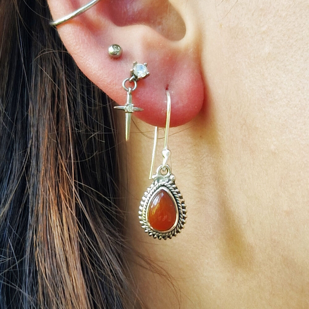 Zilveren oorbellen carneool | druppel ribbelrand