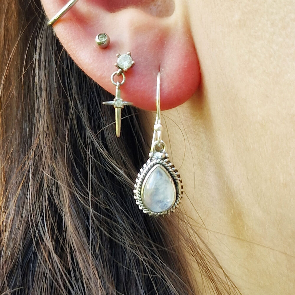 Zilveren oorbellen maansteen (regenboog) druppel ribbelrand