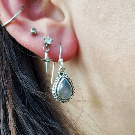 Zilveren oorbellen labradoriet | druppel ribbelrand Zilveren oorbellen labradoriet | druppel ribbelrand