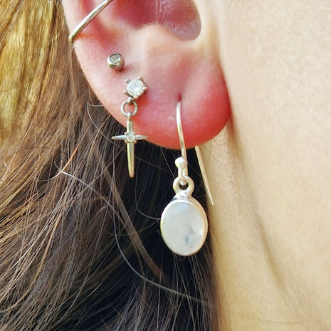 Zilveren oorbellen maansteen (regenboog) | ovaal facet 9 x 7 mm Zilveren oorbellen maansteen (regenboog) | ovaal facet 9 x 7 mm