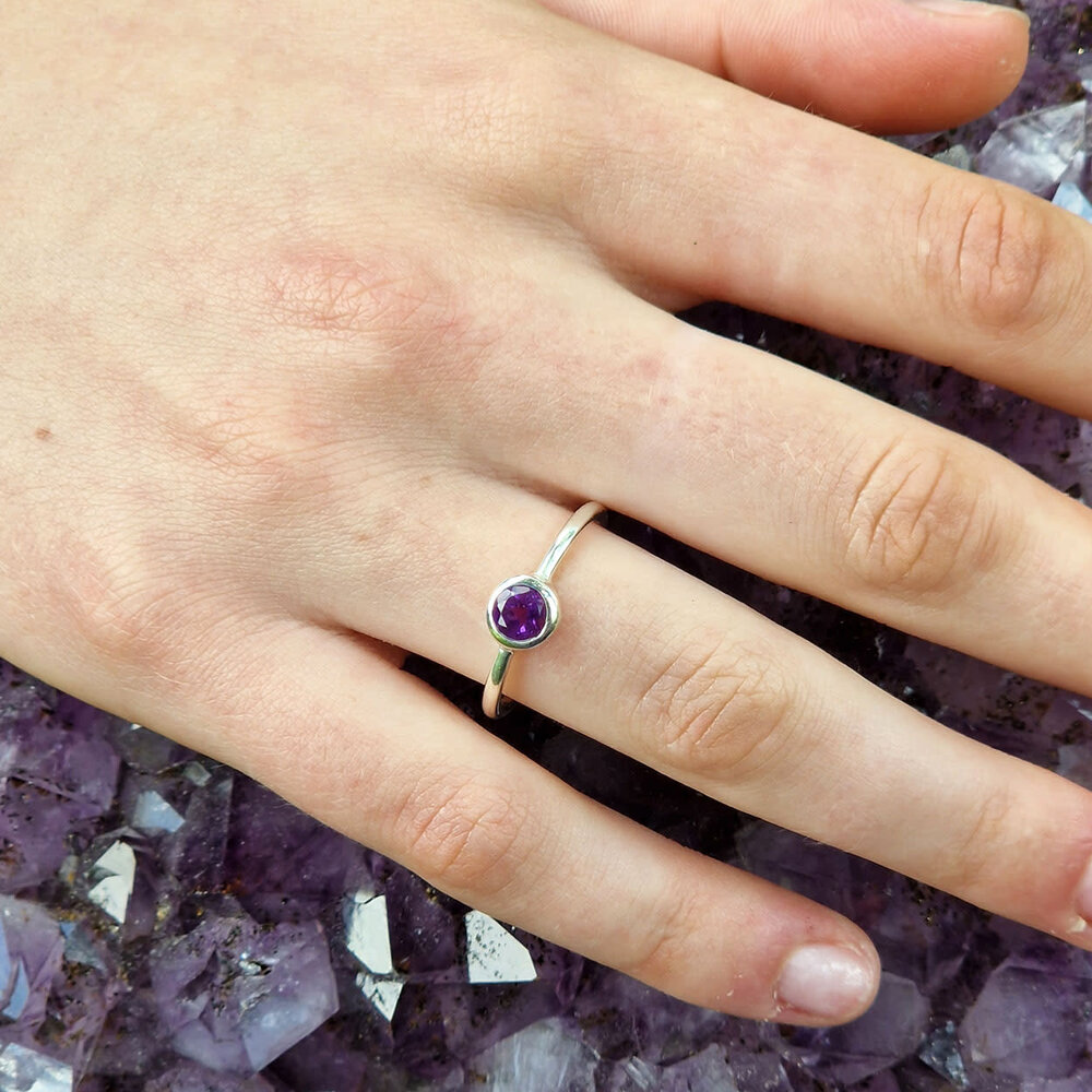 Zilveren ring amethist maat 16 | rond facet 6 mm Zilveren ring amethist maat 16 | rond facet 6 mm