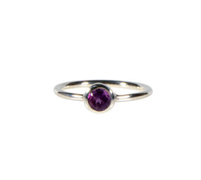 Zilveren ring amethist maat 18 | rond facet 6 mm Zilveren ring amethist maat 18 | rond facet 6 mm