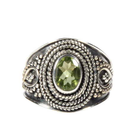 Zilveren ring peridoot maat 19 | ovaal breed bewerkt Zilveren ring peridoot maat 19 | ovaal breed bewerkt