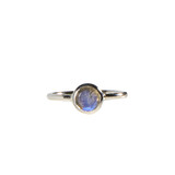 Zilveren ring labradoriet maat 17 | rond facet 6 mm Zilveren ring labradoriet maat 17 | rond facet 6 mm