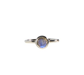 Zilveren ring labradoriet maat 18 | rond facet 6 mm Zilveren ring labradoriet maat 18 | rond facet 6 mm
