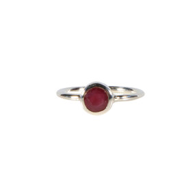 Zilveren ring robijn maat 18 | rond facet 6 mm Zilveren ring robijn maat 18 | rond facet 6 mm