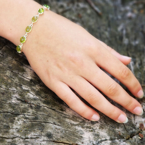 Zilveren armband peridoot ovaal cabochon 8 x 6 mm Zilveren armband peridoot ovaal cabochon 8 x 6 mm