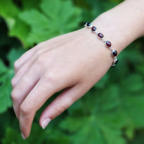 Zilveren armband granaat ovaal 8 x 6 mm Zilveren armband granaat ovaal 8 x 6 mm