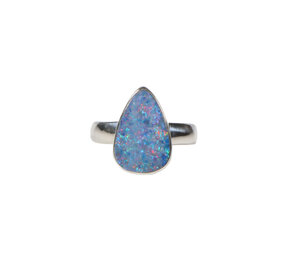 Zilveren ring opaal (Australië) doublet maat 18 1/2 (verstelbaar) | druppel 1,5 x 1 cm Zilveren ring opaal (Australië) doublet maat 18 1/2 (verstelbaar) | druppel 1,5 x 1 cm