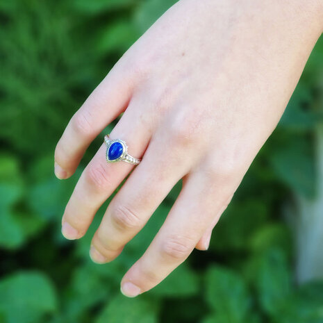 Zilveren ring lapis lazuli maat 18 | druppel bewerkte rand Zilveren ring lapis lazuli maat 18 | druppel bewerkte rand