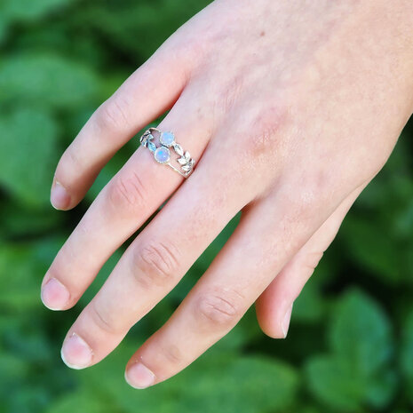 Zilveren ring maansteen (regenboog) maat 18 | blaadjes 2 stenen