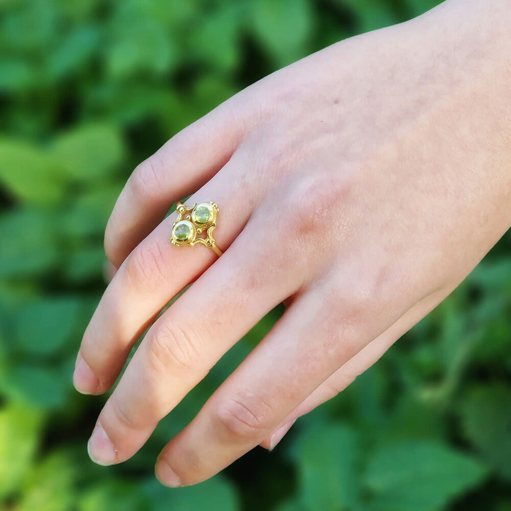 Vergulde ring peridoot maat 17 | opengewerkt 2 facet stenen