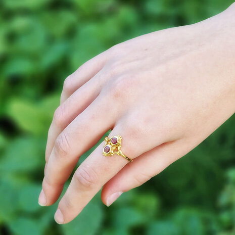 Vergulde ring robijn maat 19 | opengewerkt 2 facet stenen Vergulde ring robijn maat 19 | opengewerkt 2 facet stenen