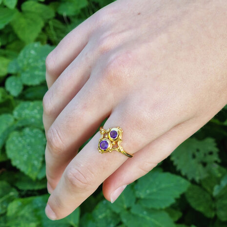 Vergulde ring amethist maat 18 | opengewerkt 2 facet stenen